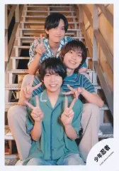 【中古】生写真(ジャニーズ) 少年忍者/檜山光成・豊田陸人・小田将聖/座り/「サマステライブ2023 俺たちがミライだ!!」グッズオフショット/公式生写真