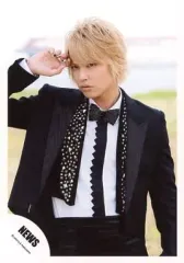 【中古】生写真(ジャニーズ) NEWS/手越祐也/上半身・衣装黒・シャツ白・右手頭・野外・目線左/公式生写真