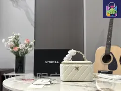 【今日特価】Chanel シャネル クラシックハンドルボックスバッグ 内部ミラー付き、羊皮使用、浅金色五金搭載