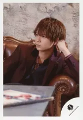 【中古】生写真(ジャニーズ) HiHi Jets/井上瑞稀/バストアップ・座り・衣装紫・黒・左手頭・顔左向き・寄りかかり/「DREAM BOYS」グッズオフショット/公式生写真