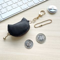 ネコ型コインケース　23黒猫/黒（金具：ゴールド/中：金）［超ミニ,猫,小銭入れ,レザー,エアタグ入れ,キーホルダー,プレゼント,ギフト］琉七