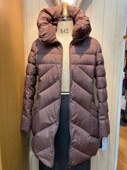 レディースファッション、アウター、セミロングフード付きダウンジャケットコート（ビクトリアダウン）ヒップが隠れる長さとなります。●旭化成Ｔｏｐｔｈｅｒｍｏ　●プレミアムライトダウン●撥水加工●ＹＫＫ逆開ファスナー使用。33,000円（36,300円税込）の商品。