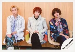 【中古】生写真(ジャニーズ) Hey! Say! JUMP/集合（3人）/横型・膝上・座り・衣装白・紺・足組み・口閉じ・首傾げ/「Hey! Say! JUMP LIVE TOUR 2019-2020 PARADE」グッズオフショット/公式生写真