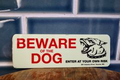 新品　BEWARE  DOG   番犬に注意　メタルサイン　蓄光　ステッカー　プレート　３M アメリカン　玄関　ガレージ　ポスト