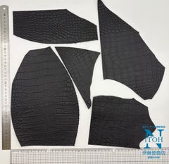 国産レザー　クロコ柄エンボス　1.5～2.8mm　ブラック　黒　牛革　皮革　革　本革　レザー　レザークラフト　送料無料　241213-4