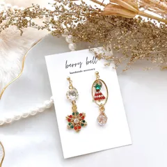 アシンメトリー 揺れる キュービックジルコニア 雪の結晶 クリスマスツリー 小ぶり 小さめ ミニ 雫 ドロップ 冬 イヤリング ピアス ノンホールピアス ゴールド 緑 赤 ガーリー シンプル 大人 可愛い 上品 華奢 レディース アクセサリー