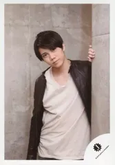 【中古】生写真(ジャニーズ) 7 MEN 侍/佐々木大光/膝上・衣装白・黒・左手壁・首傾げ・口閉じ・背景グレー/「DREAM BOYS」グッズオフショット/公式生写真