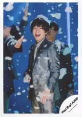 【中古】生写真(ジャニーズ) Hey! Say! JUMP/知念侑李/膝上・衣装シルバー・頭の上に泡/「マエヲムケ」PV＆ジャケ写撮影オフショット/公式生写真