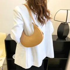 合皮ショルダーバック 斜めがけ ホーボーバッグ シンプル 小さい 三日月 長さ調節可 きれいめ おしゃれ 人気 可愛い トレンド 韓国 茶色 キャメル 海外ファッション 海外セレブ フェイクレザー 小さめバッグ ハンドバッグ 軽量 軽い 旅行 ファスナー