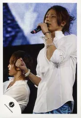 【中古】生写真(ジャニーズ) Kis-My-Ft2/藤ヶ谷太輔/ライブフォト・上半身・衣装白・左向き・右手グー・左手マイク/公式生写真