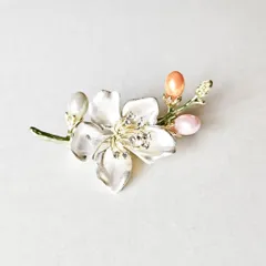 さくら開花ブローチ／ホワイト白ゴールドカラーパール金真珠春入学式卒業式にも