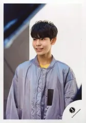 【中古】生写真(ジャニーズ) Snow Man/村上真都ラウール/上半身・衣装グレー・黄色・左向き・両手下/「Snow Man LIVE 2019 ～ 雪 Man in the Show ～」 グッズオフショット/公式生写真