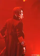 【中古】生写真(男性) 佐藤流司(加州清光)/ライブフォト・膝上・背中向け・伏せ目・2Lサイズ/Blu-ray・DVD「ミュージカル『刀剣乱舞』 加州清光 単騎出陣2018 」公式通販3社予約特典舞台写真セットB