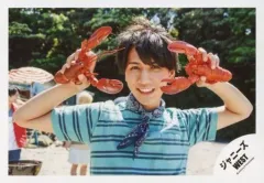 【中古】生写真(ジャニーズ) ジャニーズWEST/藤井流星/横型・バストアップ・衣装水色青ボーダー柄・バンダナ・両手ロブスター・背景野外/『人生は素晴らしい』PV＆ジャケ写撮影/公式生写真
