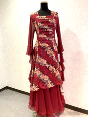 【カラオケドレス】赤　Ｌサイズ　柔らかい素材で伸縮性も有り、とても着やすいドレスです　ワインカラーの地色に、ベージュのバラがとても上品です　パーティー【オーダーメイド対応可】