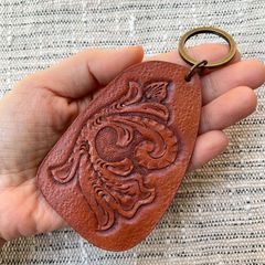 レザーカービングの「願いうた」キーホルダー～大きめブラウンタイプ