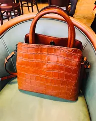 新品未使用【セール】  クロコ型押し 本牛革バッグ 2WAYバッグ フォーマルカジュアル兼用 高品質本革 ハンドバッグ ハンドメイド ショルダーバック レディース ２色 