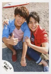 【中古】生写真(ジャニーズ) ジャニーズWEST/濱田崇裕・重岡大毅/全身・しゃがみ・衣装水色ピンク・赤・濱田右手親指立て・左目閉じ・重岡両手濱田抱き付き・砂浜/『人生は素晴らしい』PV＆ジャケ写撮影/公式生写真