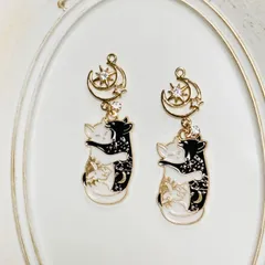ハンドメイド　三日月&星と仲良し猫ちゃん〈ピアス/イヤリング/チャーム〉