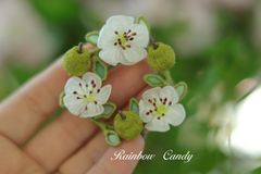 洋梨と洋梨の花のリースブローチ　ハンドメイド