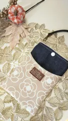 北欧風花柄のスマホショルダー　ハンドメイド　デニム　北欧　カメリア　椿　スマホケース　スマホポーチ　くすみピンク