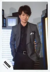 【中古】生写真(ジャニーズ) 嵐/櫻井翔/膝上・ジャケットグレー・シャツ黒・両手ポケット・口閉じ・背景ビルのオブジェ/「復活LOVE」PV＆ジャケ写撮影オフショット/公式生写真