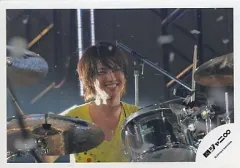 【中古】生写真(ジャニーズ) 関ジャニ∞/大倉忠義/ライブフォト・横型・黄色シャツ・ドラム・笑顔/公式生写真