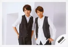 【中古】生写真(ジャニーズ) 嵐/櫻井翔・相葉雅紀/横型・膝上・衣装白・ベスト黒・櫻井右手後ろ・相葉左手腰・顔正面・背景白/「Are You Happy?」ジャケ写撮影＆「Don’t You Get It」PV撮影/公式生写真