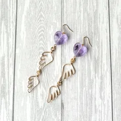 ハートと羽根のロングピアス／ロングイヤリング（パープル）