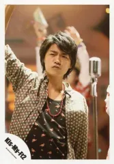 【中古】生写真(ジャニーズ) Kis-My-Ft2/横尾渉/上半身・衣装黒・ピンク・星柄・右手上げ・スタンドマイク/「Sha la la☆Summer Time」PV＆ジャケ写撮影/公式生写真