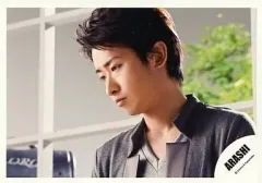 【中古】生写真(ジャニーズ) 嵐/大野智/横型・衣装グレー・上半身・目線下・背景窓・Your Eyes/公式生写真