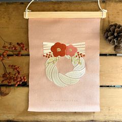 しめ縄 刺繍タペストリー 正月飾り 玄関飾り 縁起物 梅 南天 ギフトにおすすめ