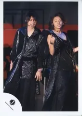 【中古】生写真(ジャニーズ) Kis-My-Ft2/藤ヶ谷太輔・横尾渉/ライブフォト・膝上・衣装黒・右手グー・目線左・/公式生写真