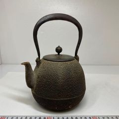 平安泰山堂作 注ぎ口下に「泰山堂造」持ち手金銀象嵌 鉄瓶 1475g