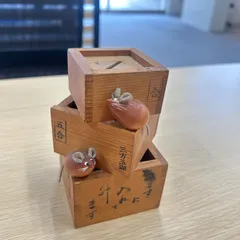 木製の重ねマス 小動物フィギュア付き　貯金箱　縁起物