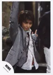 【中古】生写真(ジャニーズ) NEWS/手越祐也/上半身・ジャケットグレー・シャツ白・左手上げ・目線右/公式生写真