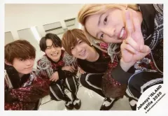 【中古】生写真(ジャニーズ) Travis Japan/吉澤閑也・松田元太・七五三掛龍也・川島如恵留/横型・全身・しゃがみ・衣装黒・紫・笑顔・川島右手ピース/Johnnys’ ISLAND セルフィー 2020/公式生写真