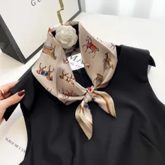スカーフ レディース レトロイラストプリント シルク調 正方形 70x70cm おしゃれ 光沢感ある優しい肌触り ネッカチーフ オフィス カジュアル 制服 かわいい 韓国スタイル ゴールド グリーン 馬 馬柄 ホース 大判 大きい 大きめ 通勤 昭和 ブランド