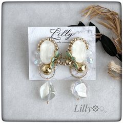 #723大ぶりピアス/花/ゴールド/ビーズ刺繍/ターコイズ/揺れる/ハンドメイド