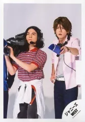 【中古】生写真(ジャニーズ) ジャニーズWEST/重岡大毅・小瀧望/膝上・衣装赤・ピンク・重岡両手カメラ・小瀧左手台本・背景白/アルバム「WESTV!」MV＆ジャケ写オフショット/公式生写真