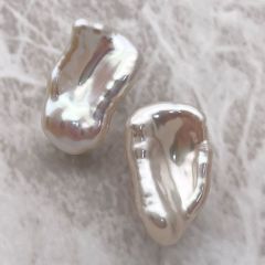 大粒ペタルパールのピアス/イヤリング バロック 真珠 淡水 ケシ びわ 花びら SV925 チタン 結婚式 ウエディング