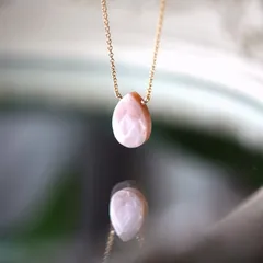 ピンクシェルのペアシェイプチェックカットネックレス　～Solange