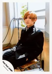 【中古】生写真(ジャニーズ) Hey! Say! JUMP/山田涼介/膝上・座り・制服黒・学ラン・両手ポケット・体右向き・カメラ目線・椅子・窓/「真剣SUNSHINE」PV＆ジャケ/公式生写真