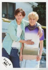 【中古】生写真(ジャニーズ) ジャニーズWEST/小瀧望・神山智洋/膝上・衣装水色白・紫白グレー・小瀧肩組み・右手神山の腹・目線左・背景野外/『人生は素晴らしい』PV＆ジャケ写撮影/公式生写真