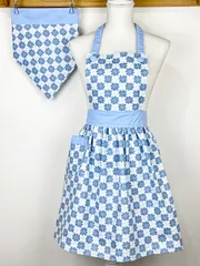 ブルーのお花柄がお洒落なハンドメイド子供エプロンと三角巾のセット