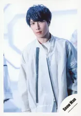 【中古】生写真(ジャニーズ) Snow Man/渡辺翔太/膝上・衣装白・両手下・左向き・背景白・カメラ目線/シングル「D.D. / Imitation Rain」MV＆ジャケ写オフショット/公式生写真