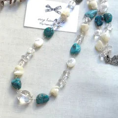ターコイズとクリスタル、シェルのネックレス