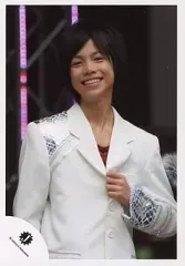 【中古】生写真(ジャニーズ) 7WEST/重岡大毅/ライブフォト・上半身・ジャケット白・インナー赤・左手グー/公式生写真