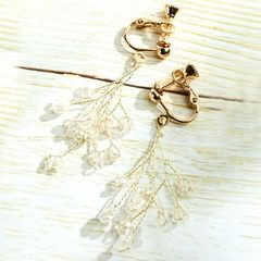 白／揺れるビーズの小花イヤリング／サン宝石