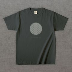 和柄Tシャツ　松皮菱 -墨・円-